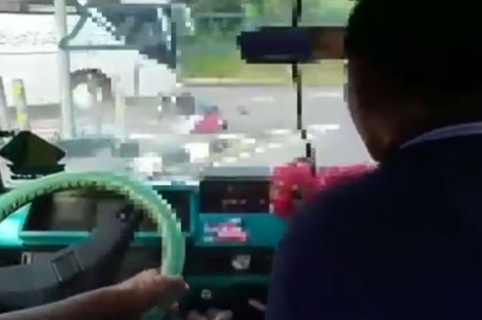 Detik-detik bus pariwisata tabrak pemotor di jalan menurun