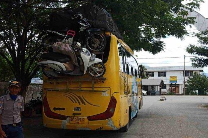 Salah satu kendaraan bus yang membawa pemudik dan kendaraan bermotor roda dua di Terminal Induk Mamboro Palu, Jumat (31/5/2019)