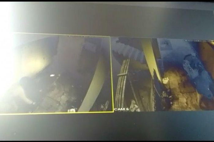 Cuplikan gambar rekaman CCTV maling yang gotong motor karena dikunci ganda pemiliknya