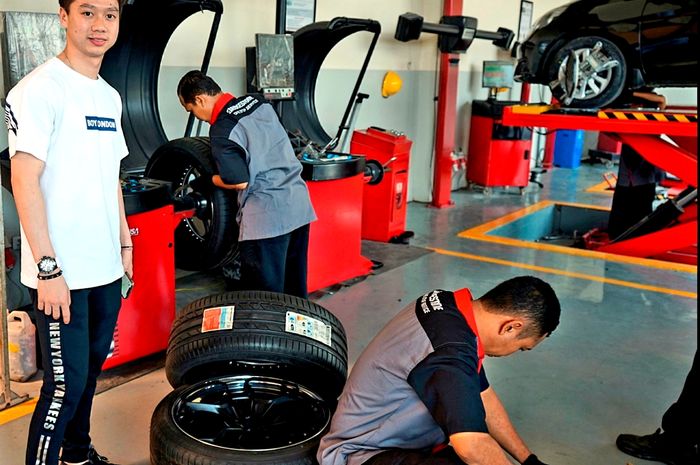 Kevin Sanjaya menggunaka Ban Bridgestone untuk mobilnya