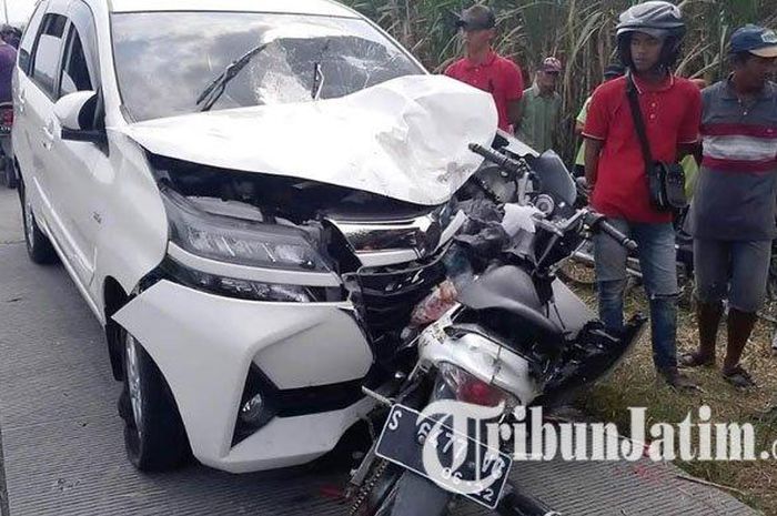 Kecelakaan antara Toyota Avanza dengan Suzuki Satria F150