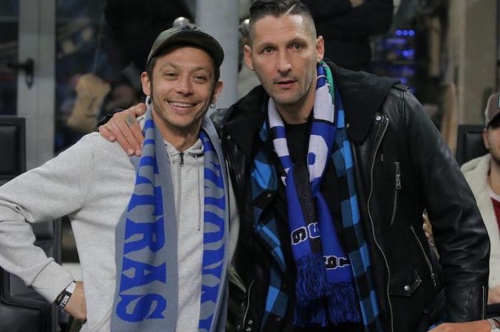 Pembalap MotoGP Valentino Rossi bersama legenda Inter Milan, Marco Materazzi