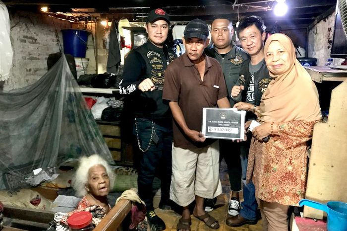 Harley Owners Group (HOG) Anak Elang Jakarta Chapter saat berikan satunan