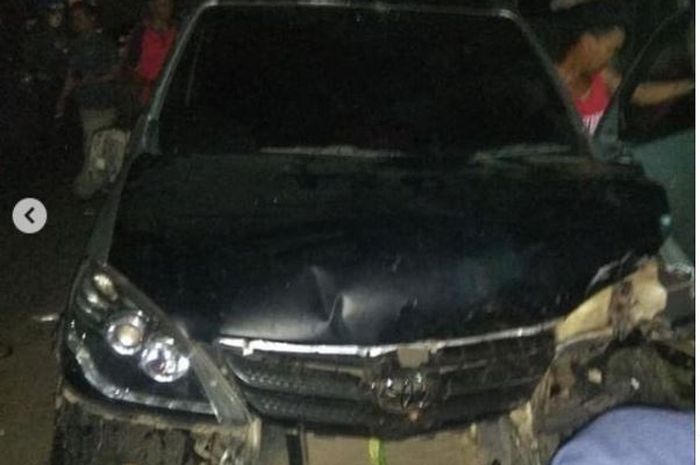 Kondisi Toyota Avanza usai dievakuasi karena tergulinghajar warung warga