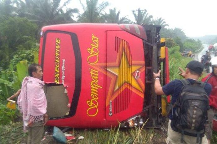 Bus Sempati Star terbalik di Lintas Rantau Prapat, Sumatera Utara, Sabtu (1/6/2019)