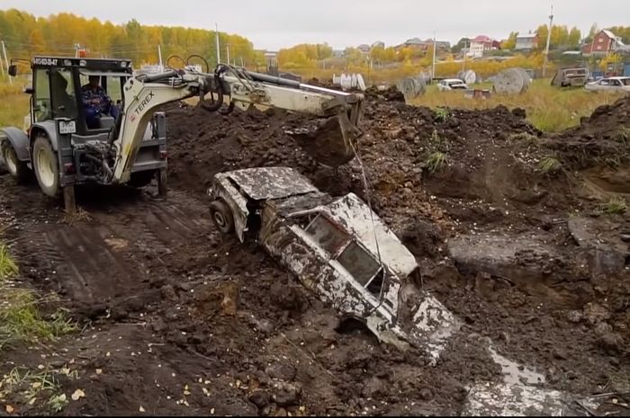 Mobil sedan Audi, Lada, dan Toyota sedang adu kekuatan.
