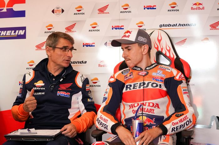 Jorge Lorenzo saat berdiskusi dengan kru Repsol Honda pada sesi kualifikasi MotoGP Italia 2019.