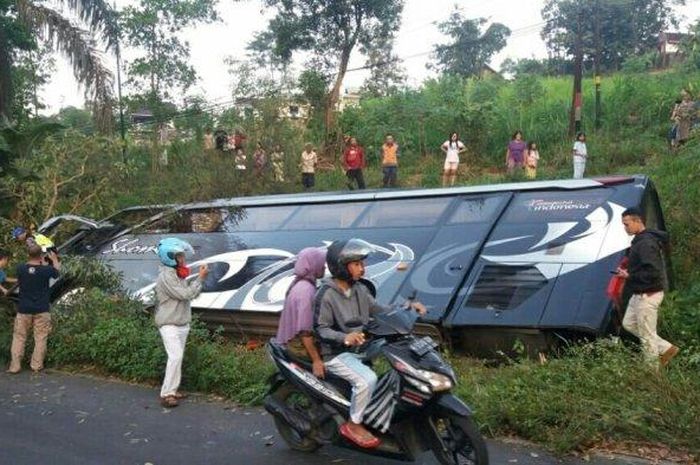 Bus pariwisata mengalami kecelakaan lalulintas terguling di Salib Putih Salatiga, Sabtu (1/6/2019).&nbsp;  