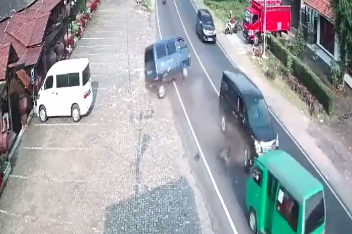 Kecelakaan antara Suzuki Futura dan Toyota Nav1