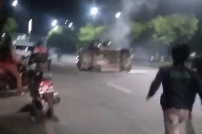 Pajero Sport terguling di tengah jalan 