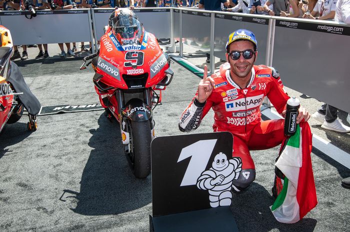 Pembalap Mission Winnow Ducati, Danilo Petrucci, berpose setelah memastikan diri finis pertama pada balapan MotoGP Italia 2019 di Sirkuit Mugello, Minggu (2/6/2019).