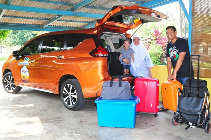 Mulai kemas barang ke bagasi Nissan Livina 