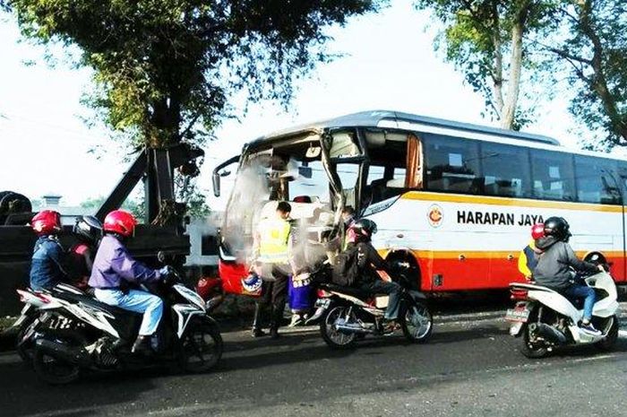 Bus Harapan Jaya terlibat kecelakaan dengan Daihatsu Gran Max