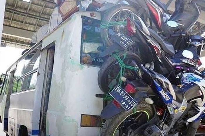 Yamaha Byson, Honda Sonic 150R dan Honda Revo gelantungan di pantat bus