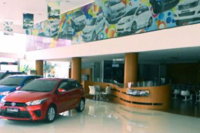 Deretan mobil Toyota di showroom PT Dunia Barusa Banda Aceh. 