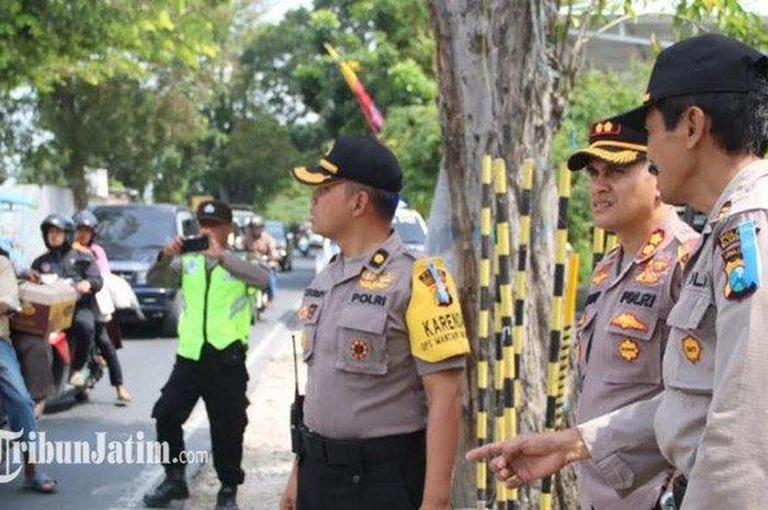 Kapolres Bojonegoro, AKBP Ary Fadli saat memantau jalur arus mudik, Minggu (2/6/2019)