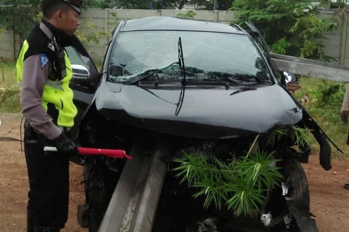 Toyota Avanza terlibat kecelakaan hingga pagar pembatas jalan tembus sampai ke kabin