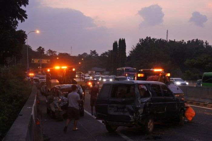 Kecelakaan beruntun libatkan delapan kendaraan di tol Tembalang, Semarang, Jawa Tengah