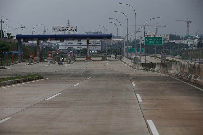 Proyek pembangunan Tol Cijago di wilayah Depok, Tabu (20/2/2019). Proyek tol tersebut menghubungkan Tol Jagorawi menuju Cinere. Hingga kini pembangunan tol di ruas ini sudah mencapai wilayah Kukusan, Depok.