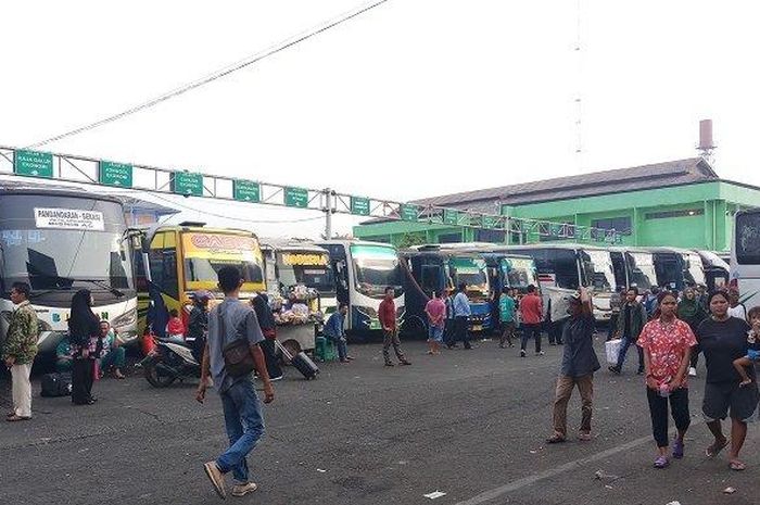 Terminal Bus Bekasi ramai didatangi pemudik