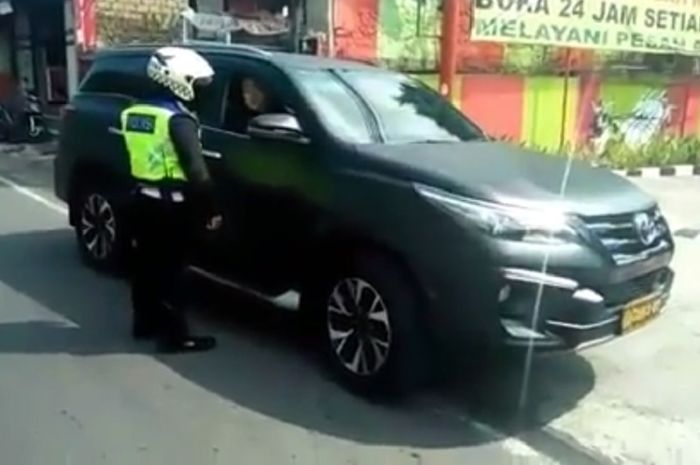 Toyota Fortuner dengan plat dinas kepolisian yang dikemudikan pelajar