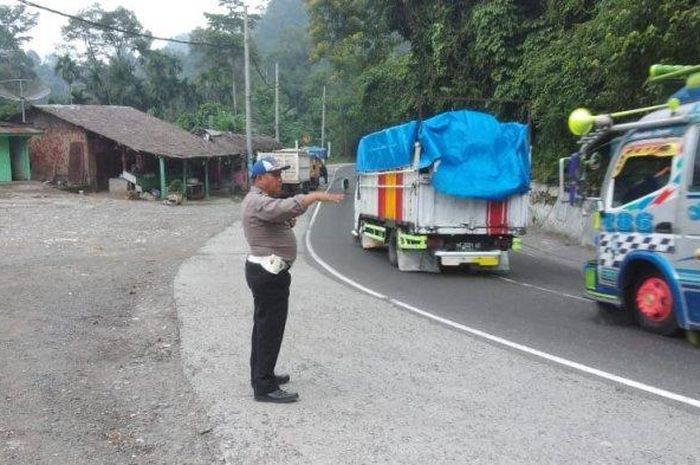 Personel lantas Polsek Pancurbatu saat mengatur arus lalu lintas.