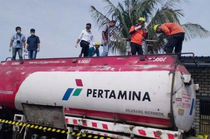 Dua pekerja cucian mobil tewas di dalam tangki truk milik Pertamina