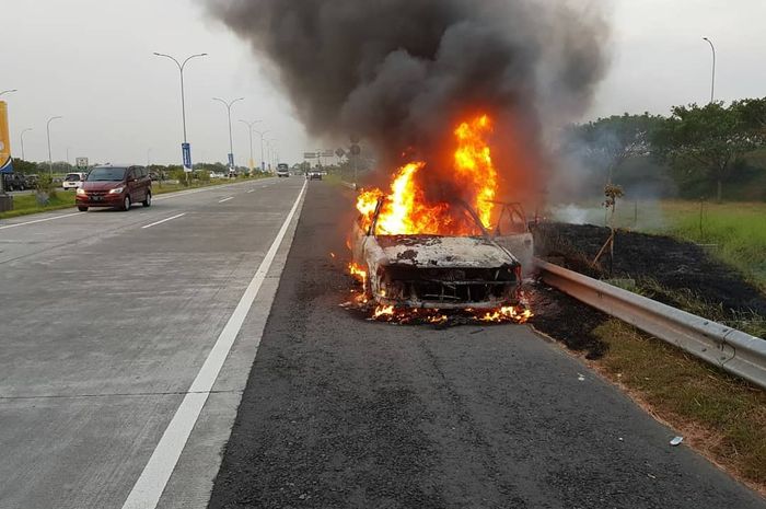 Toyota Corolla hangus dilalap api, diduga kebakaran berasal dari korsleting