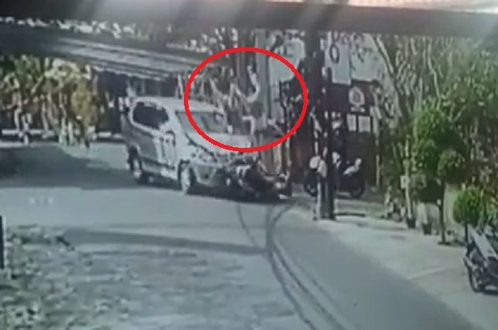 Dua orang turis asing ditabrak mobil saat berada di perempatan jalan