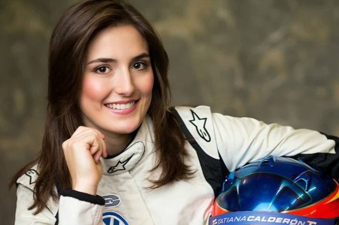Tatiana Calderon masuk ke dalam jajaran pembalap perempuan paling kompetitif di kompetisi balap Formula. 