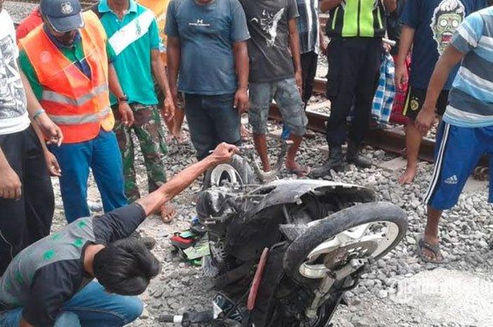 Kondisi Yamaha Mio setelah tersambar kereta api di perlintasan KA Desa Datinawong, Senin (3/6/2019)