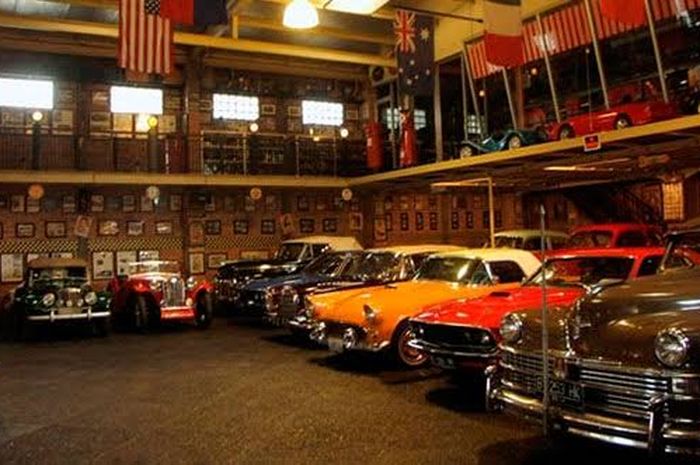 Salah satu pilihan tempat wisata menarik di Jakarta berbau otomotif yakni Hauwke's Auto Gallery
