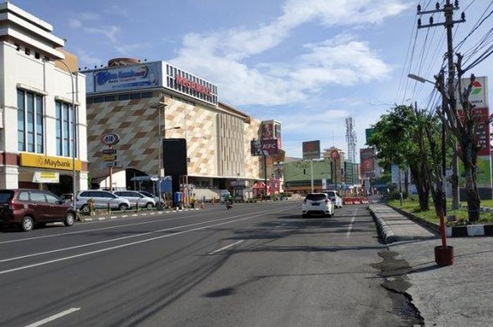 Simpang tiga depan Megamall Manado 