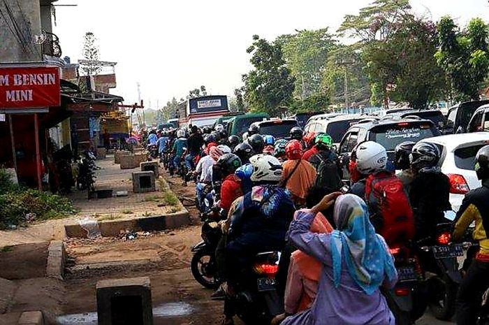 Kemacetan terjadi di jalur selatan Jawa Barat, Jalan Raya Nagreg, Kecamatan Nagreg, Kabupaten Bandung pada Kamis (6/6/2019).