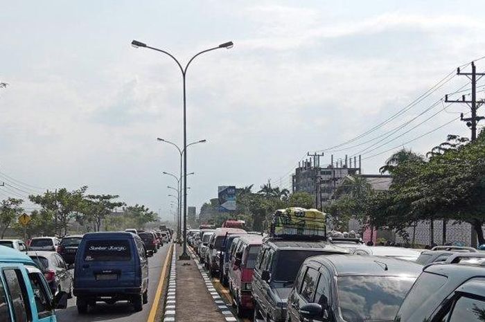 Anteran kendaraan di Jalan Raya Solo-Semarang, kawasan exit tol Ngasem, Kecamatan Colomadu, Karanganyar, Kamis (6/6/2019). 