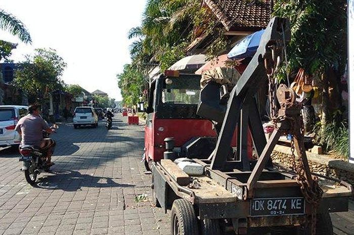 Mobil derek Dishub Gianyar, Bali siaga 24 jam untuk tertibkan pengendara yang parkir di bahu jalan.