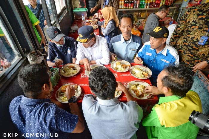 Menhub saat bersilahtuhrahmi dengan pengemudi bus di Terminal Kampung Rambutan