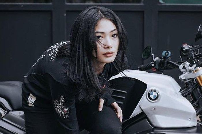 Ilustrasi lady bikers