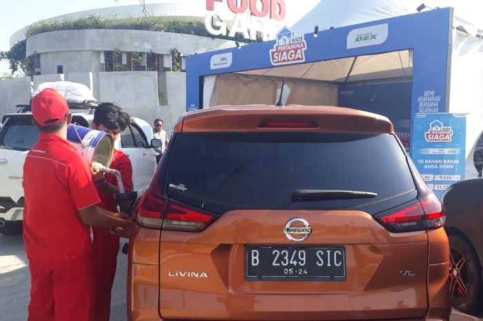 Nissan Livina isi Pertamax di Kios Pertamina Siaga 