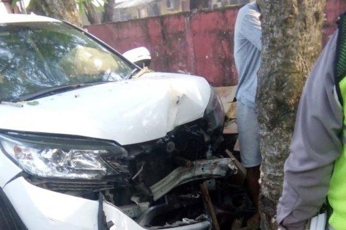 Mobil ringsek setelah menabrak dua warga saat menghindari bus yang berhenti mendadak di Gunung Kidul.