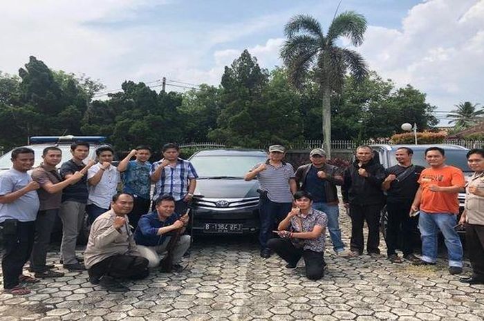 Anggota Reskrim Polres Lahat dan Polsek Merapi berpose bersama Toyota Avanza milik pemudik yang dicuri saat istirahat di sebuah Masjid dalam Wilayah Hukum Polres Lahat. 