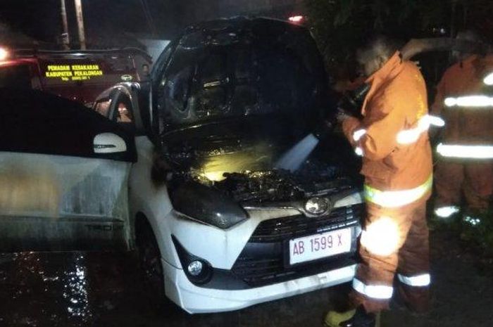 Toyota Agya hangus setelah terbakar di samping rumah
