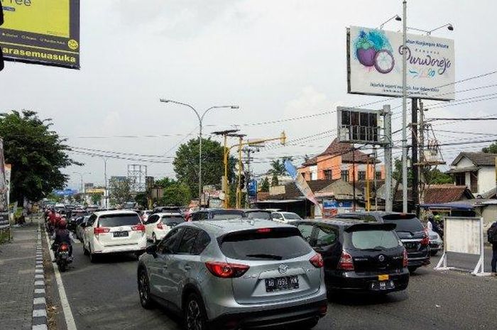 Jalan Solo-Yogyakarta dipadati kendaraan pribadi kearah tempat pariwisata sekitar Yogya.