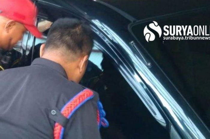 Petugas linmas berusaha menyelamatkan bayi yang terjebak