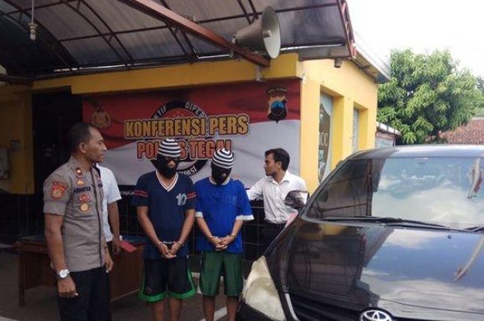 Para pelaku pencurian mobil beserta sejumlah barang bukti berada di Mapolres Tegal beberapa waktu lalu.