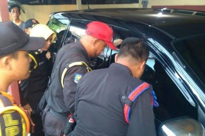 Petugas Linmas Surabaya berupaya mengevakuasi balita yang terkunci di dalam mobil di Surabaya, Kamis (6/6/2019)