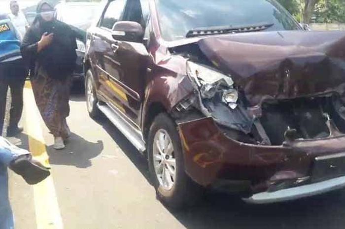 Mobil ringsek parah akibat kecelakaan beruntun di Tol Waru.
