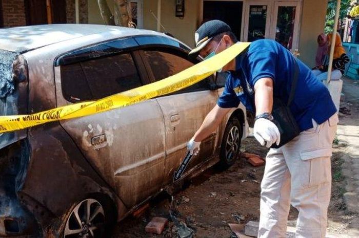 Toyota Agya hangus tengah malam diselidiki