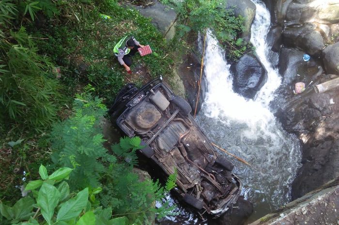 Terjadi kecelakaan tunggal di desa Kencono Kecamatan Senduro, kabupaten Lumajang tepatnya di jembatan sungai ireng-ireng.
