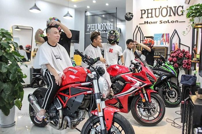 Barber shop unik dengan tempat duduk motor gede milik Nguyen Van Phuong asal Vietnam